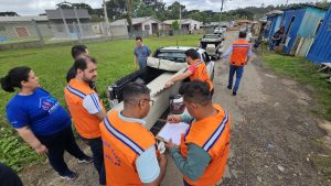 Famílias afetadas receberam atendimento da Defesa Civil. Foto: Assessoria de Imprensa/Prefeitura de Rio Negro