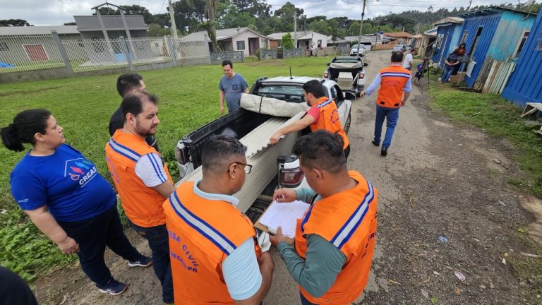 Famílias afetadas receberam atendimento da Defesa Civil. Foto: Assessoria de Imprensa/Prefeitura de Rio Negro