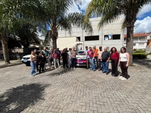 Autoridades municipais participaram da entrega dos novos veículos. Foto: Assessoria de Imprensa/Prefeitura de Agudos do Sul