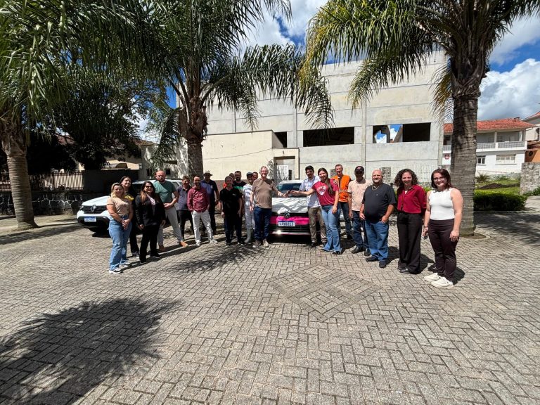 Autoridades municipais participaram da entrega dos novos veículos. Foto: Assessoria de Imprensa/Prefeitura de Agudos do Sul