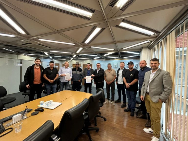 Comitiva de Agudos do Sul participou de reunião com representantes da Sanepar. Foto: Assessoria de Imprensa/Prefeitura de Agudos do Sul