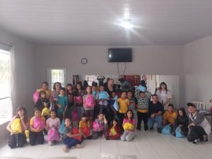 Crianças e adolescentes receberam kits de higiene. Foto: Assessoria de Imprensa/Prefeitura de Quitandinha