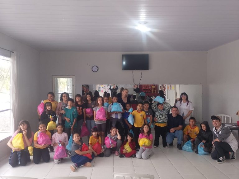 Crianças e adolescentes receberam kits de higiene. Foto: Assessoria de Imprensa/Prefeitura de Quitandinha