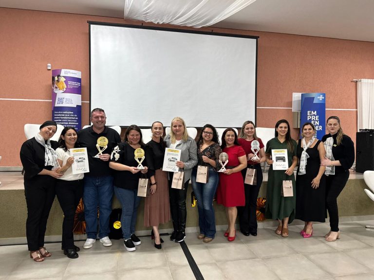 Professores de Contenda receberam premiação pelo projeto Selo Parceiro da Educação. Foto: Assessoria de Imprensa/Prefeitura de Contenda