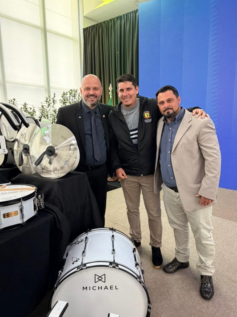 Prefeito recebeu os instrumentos no Palácio Iguaçu. Foto: Assessoria de Imprensa/Prefeitura de Agudos do Sul