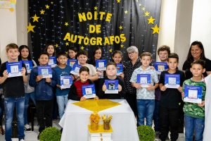 Alunos participaram da Noite de Autógrafos. Foto: Assessoria de Imprensa/Prefeitura de Agudos do Sul