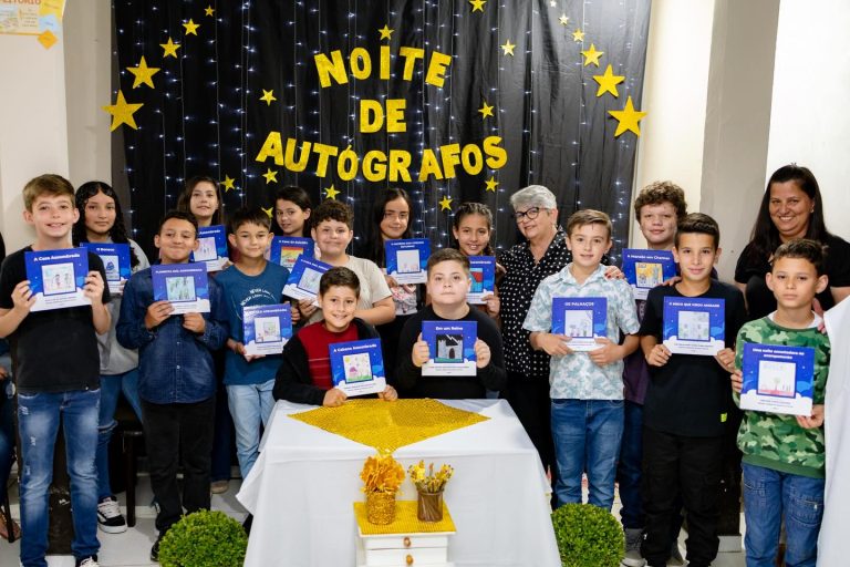 Alunos participaram da Noite de Autógrafos. Foto: Assessoria de Imprensa/Prefeitura de Agudos do Sul