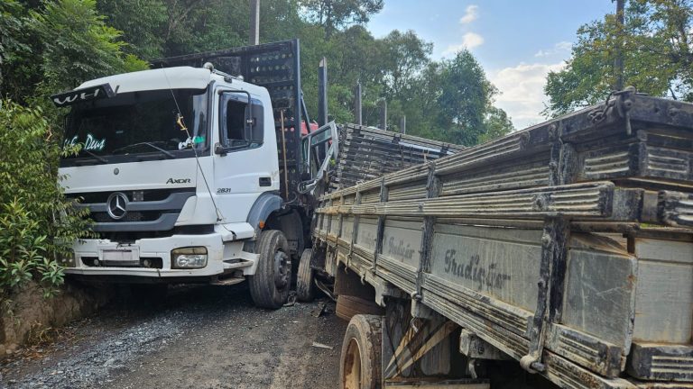 Dois caminhões colidiram na área rural de Piên. Foto: Arquivo/O Regional