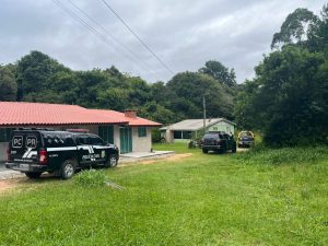 Equipes da PCPR e PMPR atuaram na ação que resultou na prisão do casal. Foto: PCPR