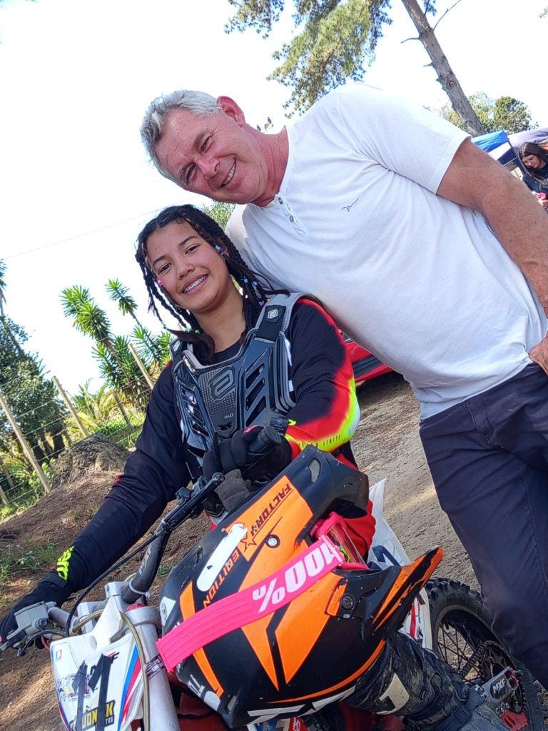 Kamilly e Rogélio Schreiner compartilham do amor pelo velocross. Foto: Arquivo pessoal