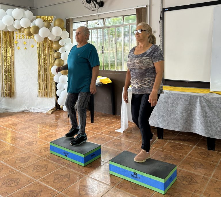 Idosos participaram de encontro voltado à prática de atividades físicas. Foto: Assessoria de Imprensa/Prefeitura de Agudos do Sul