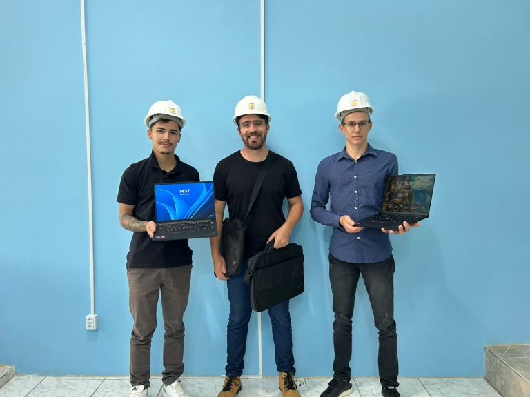 Setor da Engenharia recebeu os novos notebooks. Foto: Assessoria de Imprensa/Prefeitura de Agudos do Sul