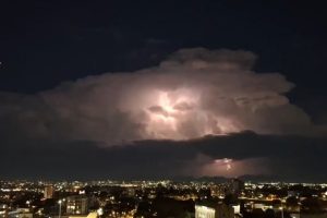 Após raios no céu, chuva diminui e temperaturas seguem na gangorra no Paraná Foto: Simepar