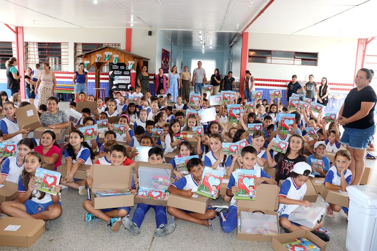 Alunos receberam os kits de materiais escolares. Foto: Assessoria de Imprensa/Prefeitura de Piên