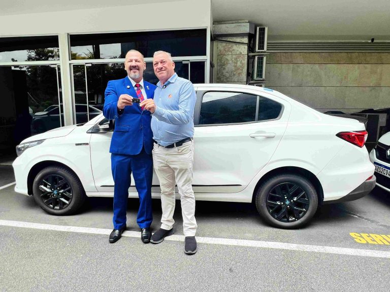 Prefeito recebeu as chaves do veículo. Foto: Assessoria de Imprensa/Prefeitura de Contenda