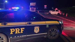 Colisão entre carro e moto ocorreu na BR-476. Foto: Divulgação/PRF