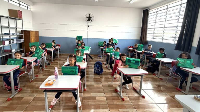 Alunos receberam o kit de material escolar nas unidades de ensino. Foto: Assessoria de Imprensa/Prefeitura de Mandirituba