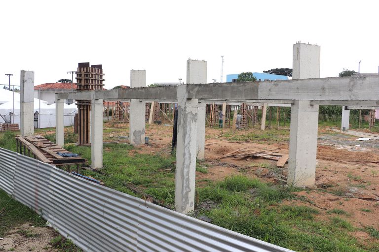 Obra da Praça da Paz está avançando na montagem da cobertura. Foto: Assessoria de Imprensa/Prefeitura de Piên