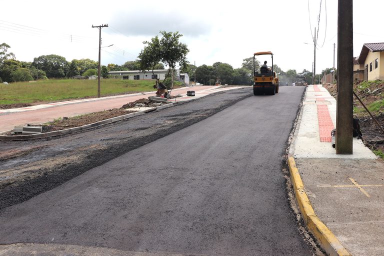 Pavimentação de quatro ruas da Ponte Alta teve início nesta segunda. Foto: Assessoria de Imprensa/Prefeitura de Piên