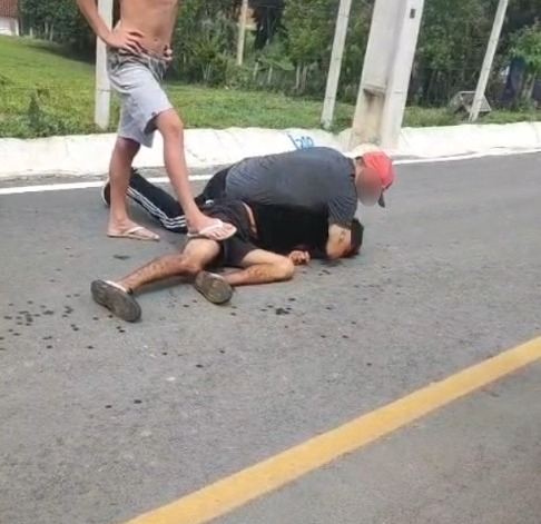 Populares capturaram o indivíduo na localidade de Boa Vista. Foto: Reprodução