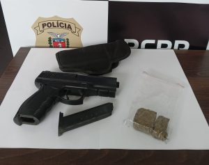 Simulacro e outros itens foram apreendidos pela Polícia Civil em investigação de caso de violência doméstica. Foto: PCPR