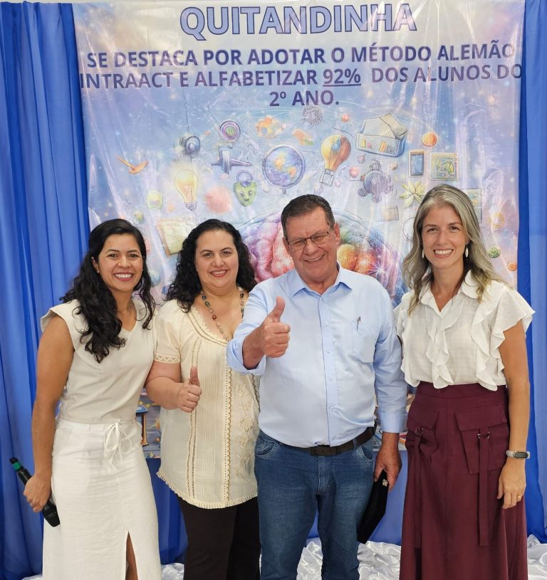 Prefeito Zé Quirera destaca que selo é resultado de trabalho coletivo e dedicação dos profissionais da educação. Foto: Assessoria de Imprensa/Prefeitura de Quitandinha