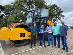 Rolo compactador foi entregue ao município. Foto: Assessoria de Imprensa/Prefeitura de Tijucas do Sul