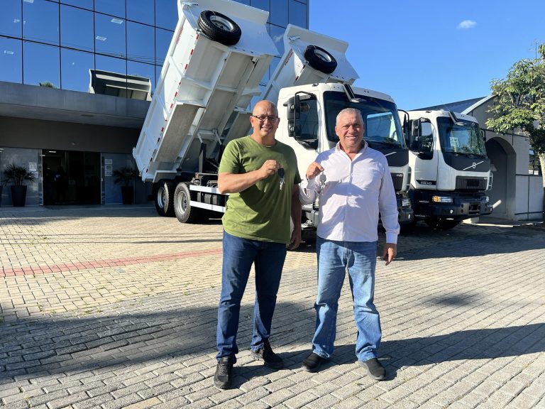 Prefeito e vice-prefeito receberam as chaves dos veículos. Foto: Assessoria de Imprensa/Prefeitura de Contenda