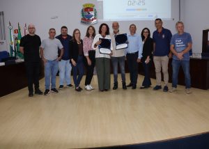 Vereadores e os homenageados na sessão da câmara desta semana. Foto: Assessoria de Imprensa/Câmara de Piên