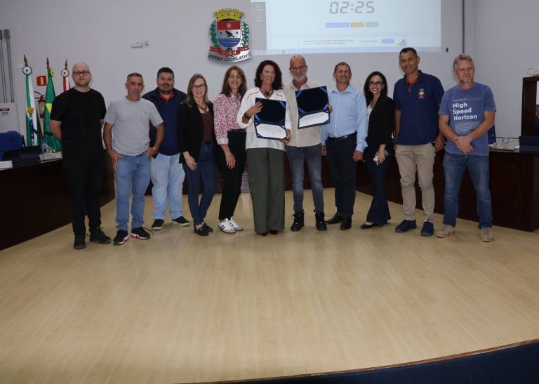 Vereadores e os homenageados na sessão da câmara desta semana. Foto: Assessoria de Imprensa/Câmara de Piên