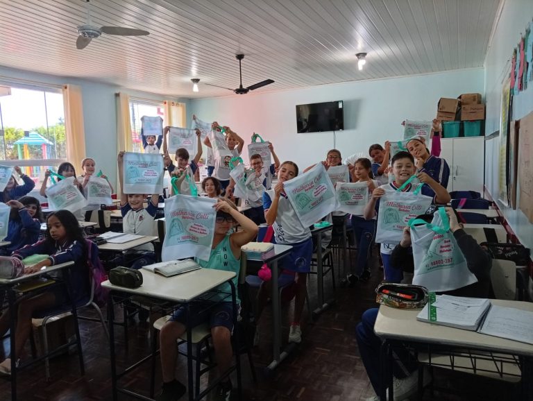 Alunos receberam sacolinhas de empresa para desenvolvimento do projeto. Foto: Divulgação/Escola Santa Isabel