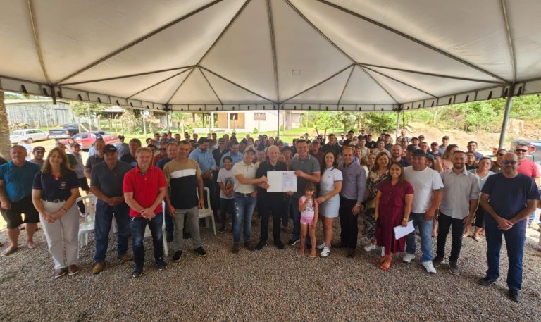 Assinatura da ordem de serviço para pavimentação reuniu autoridades, empresa e comunidade em Campo Novo, Piên. Foto: O Regional