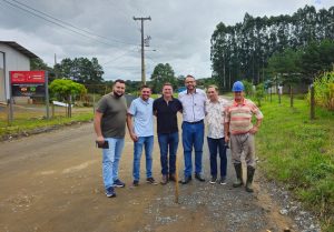 Autoridades acompanharam o início da obra de pavimentação. Foto: Assessoria de Imprensa/Prefeitura de Rio Negro