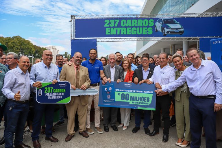 Autoridades estaduais entregaram os novos veículos às Agências do Trabalhador. Foto: Igor Jacinto/Vice Governadoria
