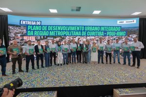 Autoridades participaram da solenidade de apresentação do Plano da RMC. Foto: Geraldo Bubniak/AEN