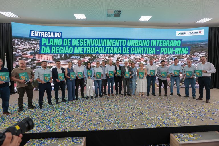 Autoridades participaram da solenidade de apresentação do Plano da RMC. Foto: Geraldo Bubniak/AEN