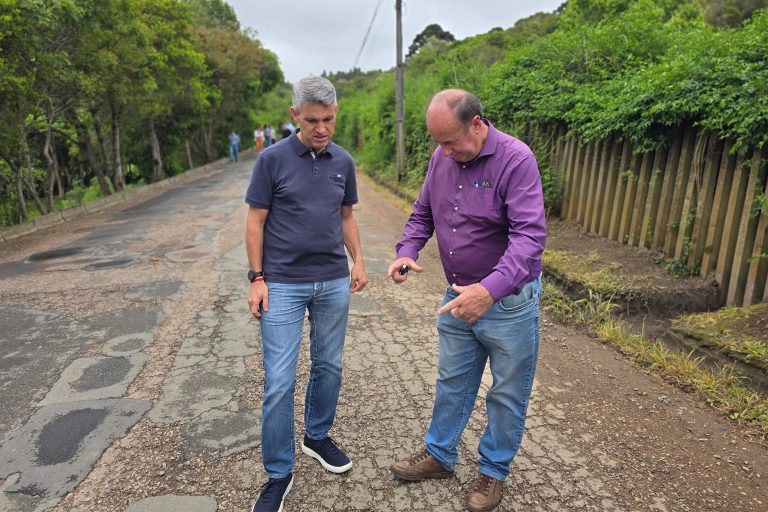Diretor-presidente da Amep, Gilson Santos, e o prefeito de Tijucas do Sul, Altair Gringo, na estrada que será pavimentada. Foto: Amep/Secid