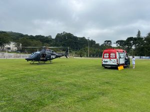 Helicóptero da PRF fez o resgate em Agudos. Foto: Divulgação/PRF