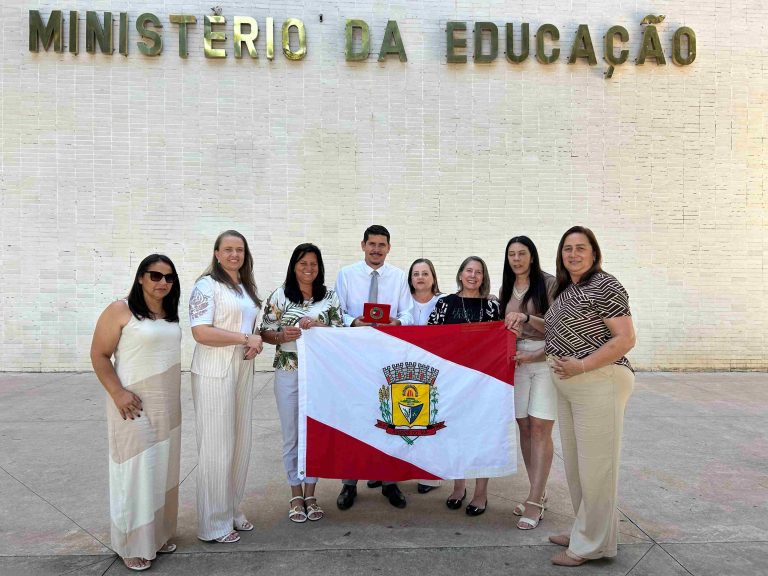 Representantes do município receberam o selo em Brasília. Foto: Assessoria de Imprensa/Prefeitura de Agudos do Sul