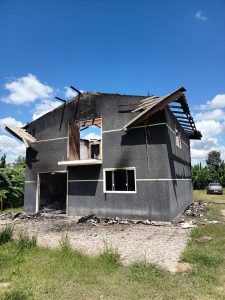 Imóvel onde ocorreu o incêndio. Foto: Divulgação/Bombeiros