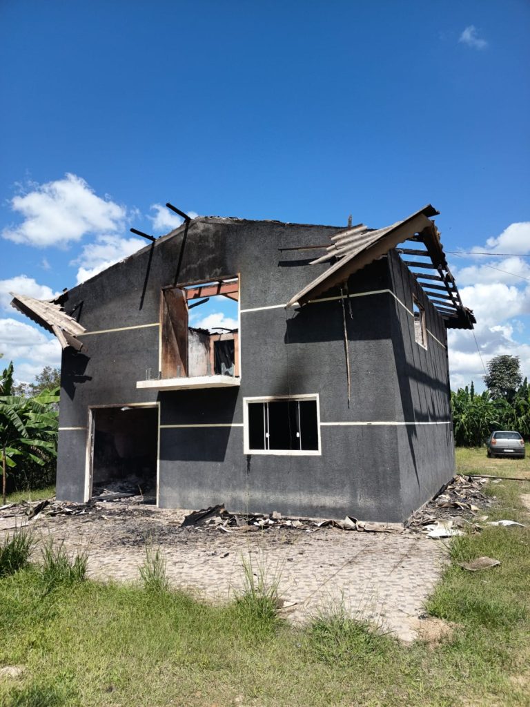 Imóvel onde ocorreu o incêndio. Foto: Divulgação/Bombeiros