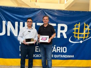 Quitandinhense Jeateray recebeu o tablet do gestor do polo, Amir Lemos. Foto: Divulgação