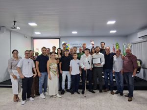 João Negrelli e seus familiares em homenagem na câmara. Foto: Assessoria de Imprensa/Prefeitura de Agudos do Sul