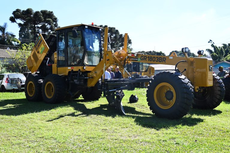 Equipamento reforça a manutenção as estradas rurais. Foto: Assessoria de Imprensa/Prefeitura de Contenda