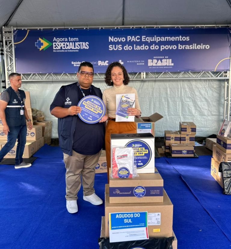 Secretária de Saúde recebeu os kits na capital. Foto: Assessoria de Imprensa/Prefeitura de Agudos do Sul