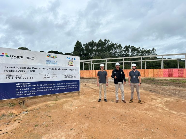 Prefeito e engenheiros visitaram a obra do barracão. Foto: Assessoria de Imprensa/Prefeitura de Agudos do Sul