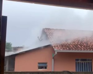 Princípio de incêndio atingiu casa. Foto: Reprodução
