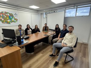 Reunião tratou da liberação dos recursos para construção de casas no município. Foto: Assessoria de Imprensa/Prefeitura de Agudos do Sul