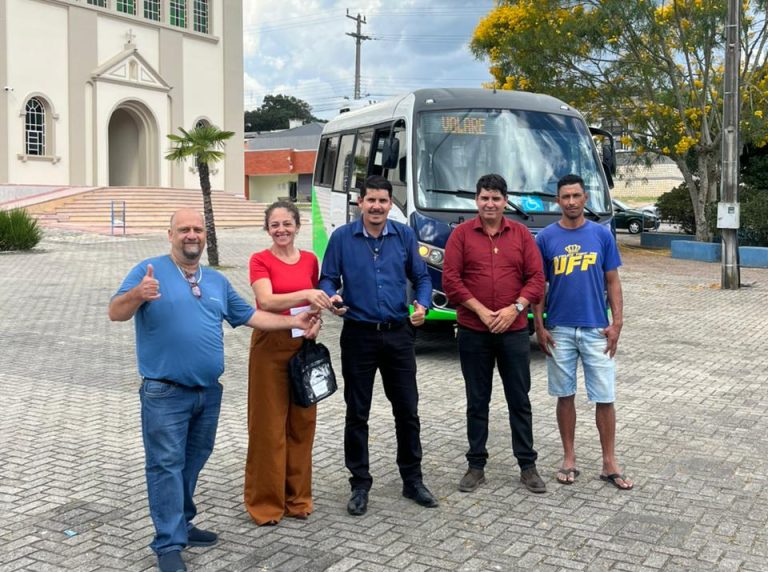 Prefeito e autoridades receberam o novo veículo. Foto: Assessoria de Imprensa/Prefeitura de Agudos do Sul