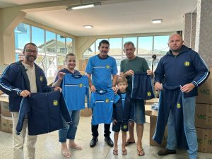 Prefeito e autoridades participaram da entrega dos uniformes. Foto: Assessoria de Imprensa/Prefeitura de Agudos do Sul